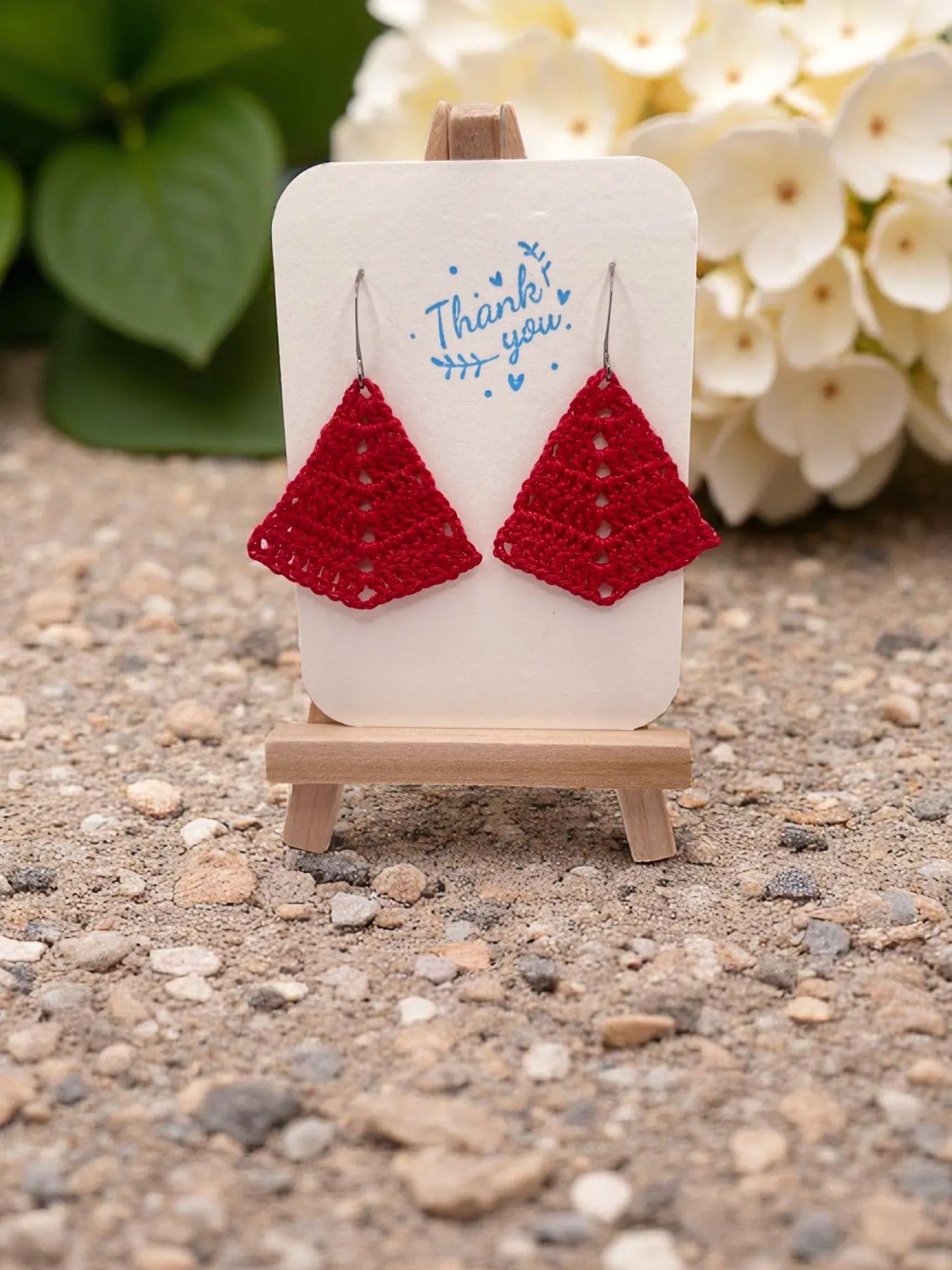 Simple triangle in red Tangles & Twine