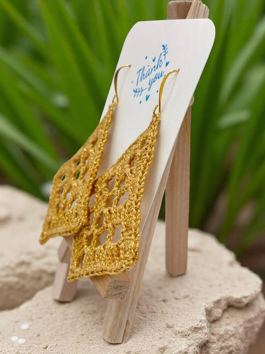 Fancy triangle in sparkly gold Tangles & Twine