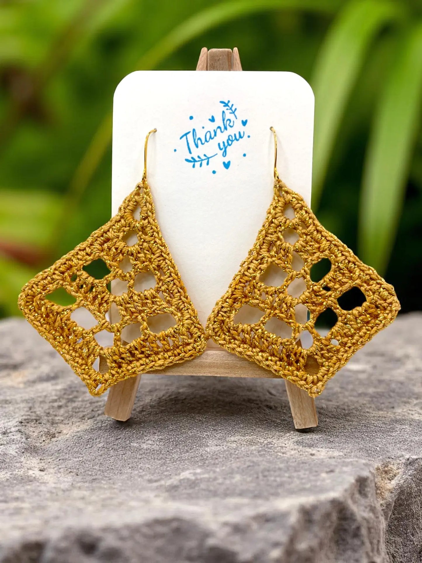 Fancy triangle in sparkly gold Tangles & Twine