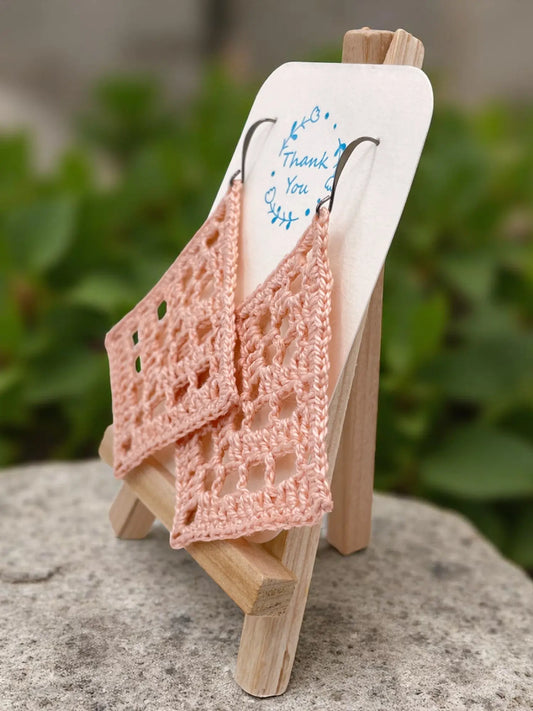 Fancy triangle in soft pink Tangles & Twine