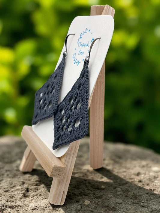 Fancy triangle in charcoal Tangles & Twine