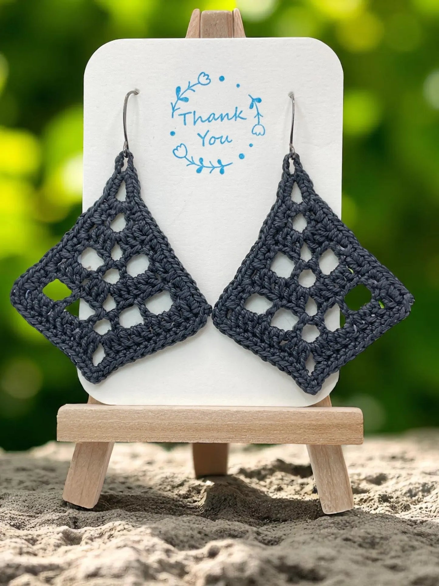 Fancy triangle in charcoal Tangles & Twine