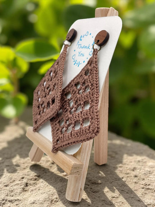 Fancy triangle in chocolate Tangles & Twine