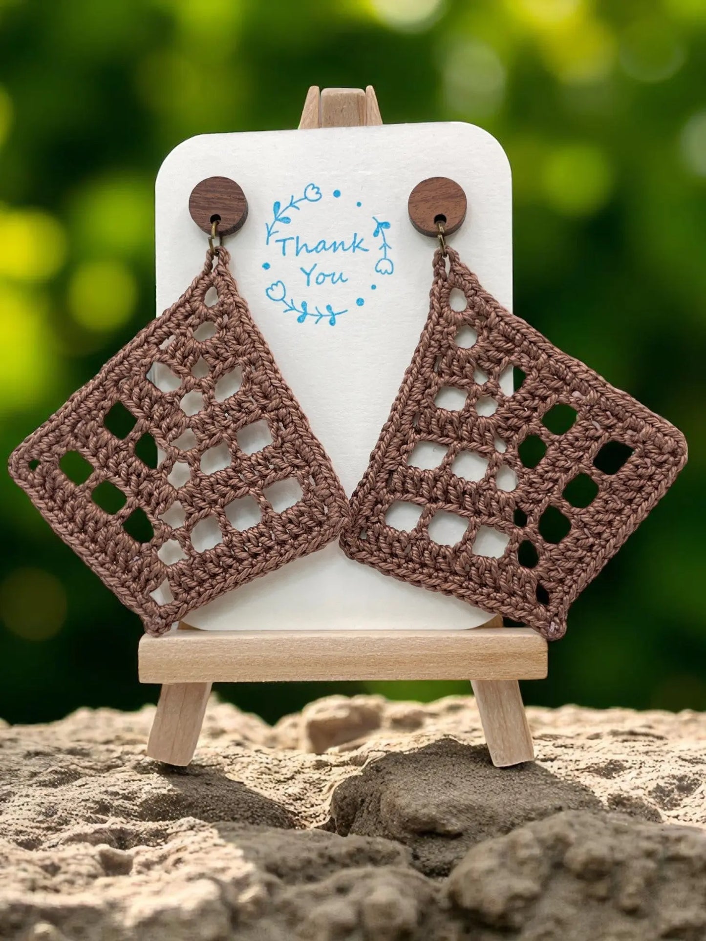 Fancy triangle in chocolate Tangles & Twine