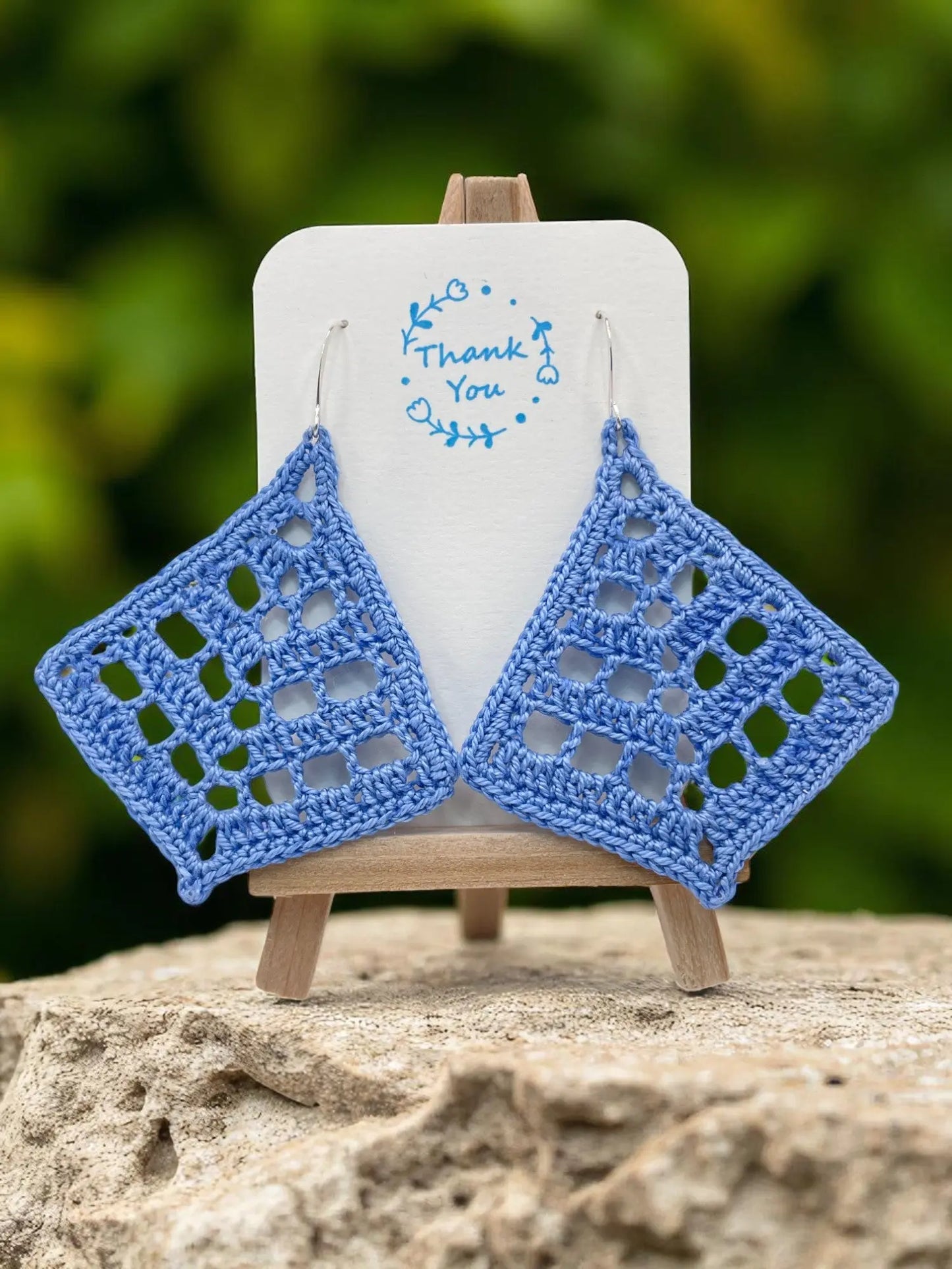 Fancy triangle in cornflower blue Tangles & Twine