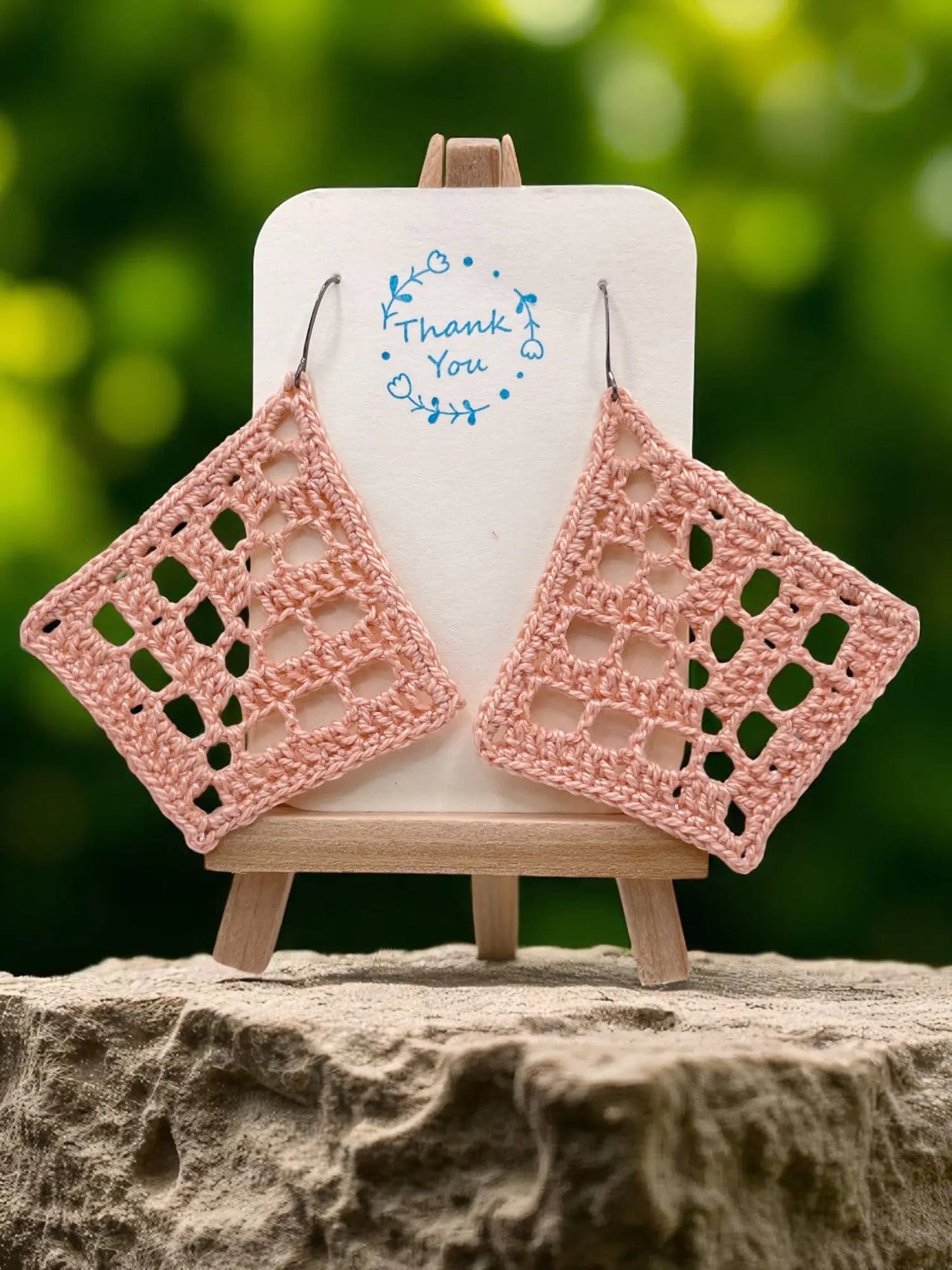 Fancy triangle in soft pink Tangles & Twine