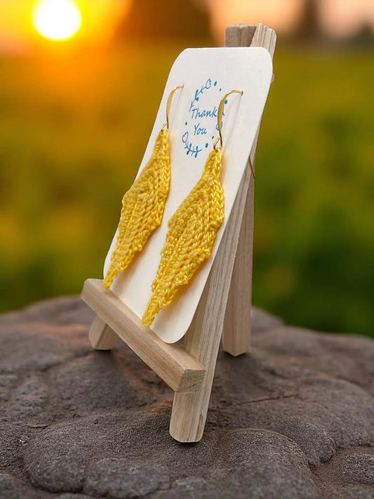 Modern leaf in yellow Tangles & Twine