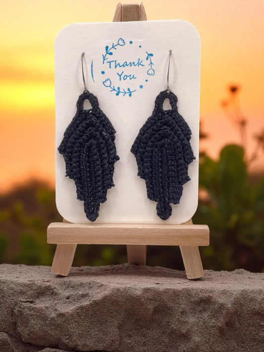 Modern leaf in black Tangles & Twine