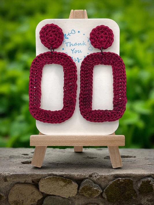 Geometric Dangles in maroon Tangles & Twine