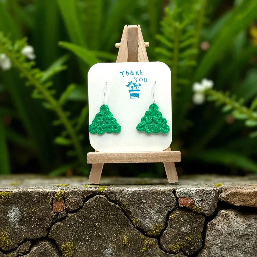 Celtic Triangle in green Tangles & Twine