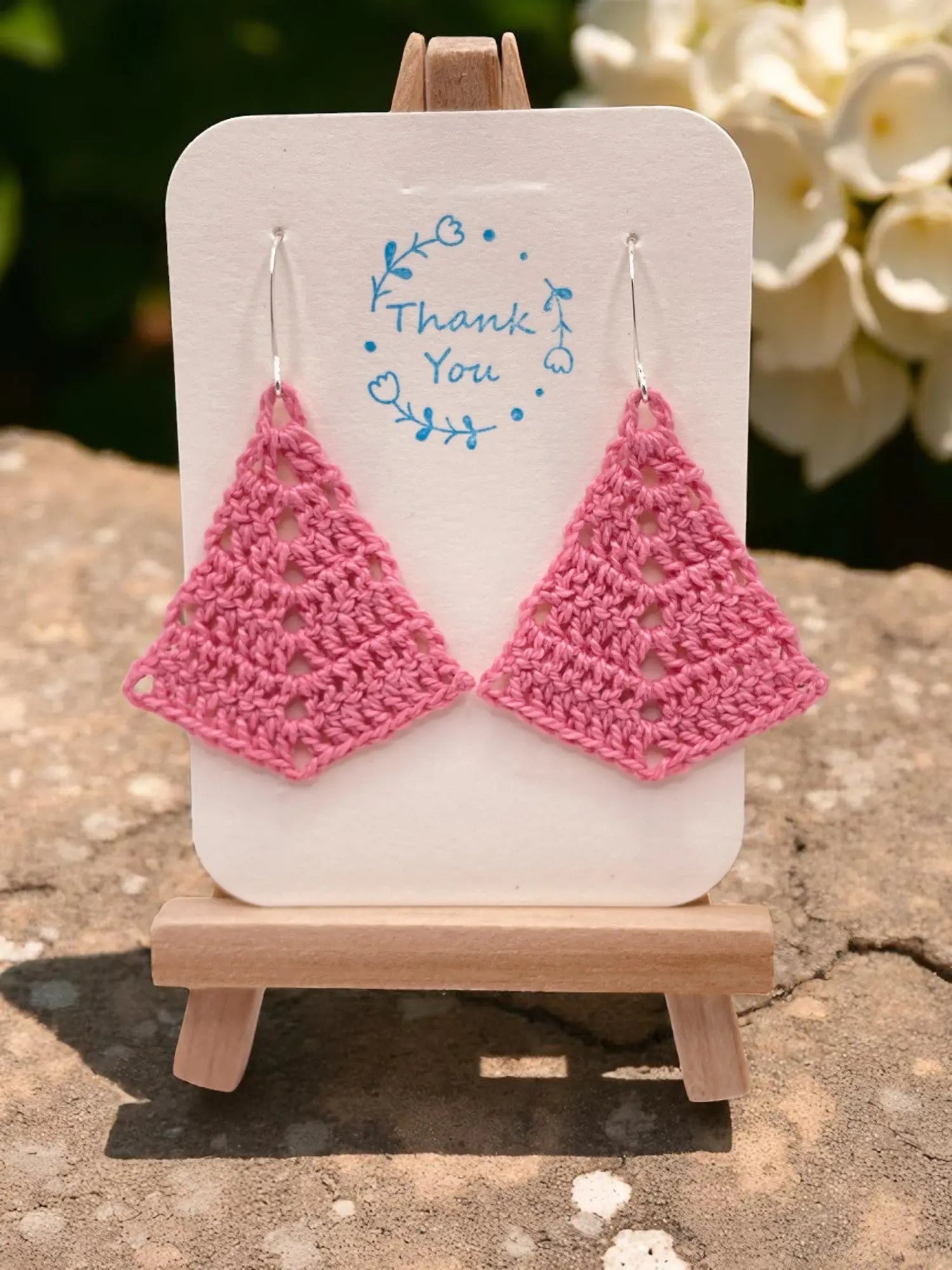 Simple triangle in bright pink Tangles & Twine