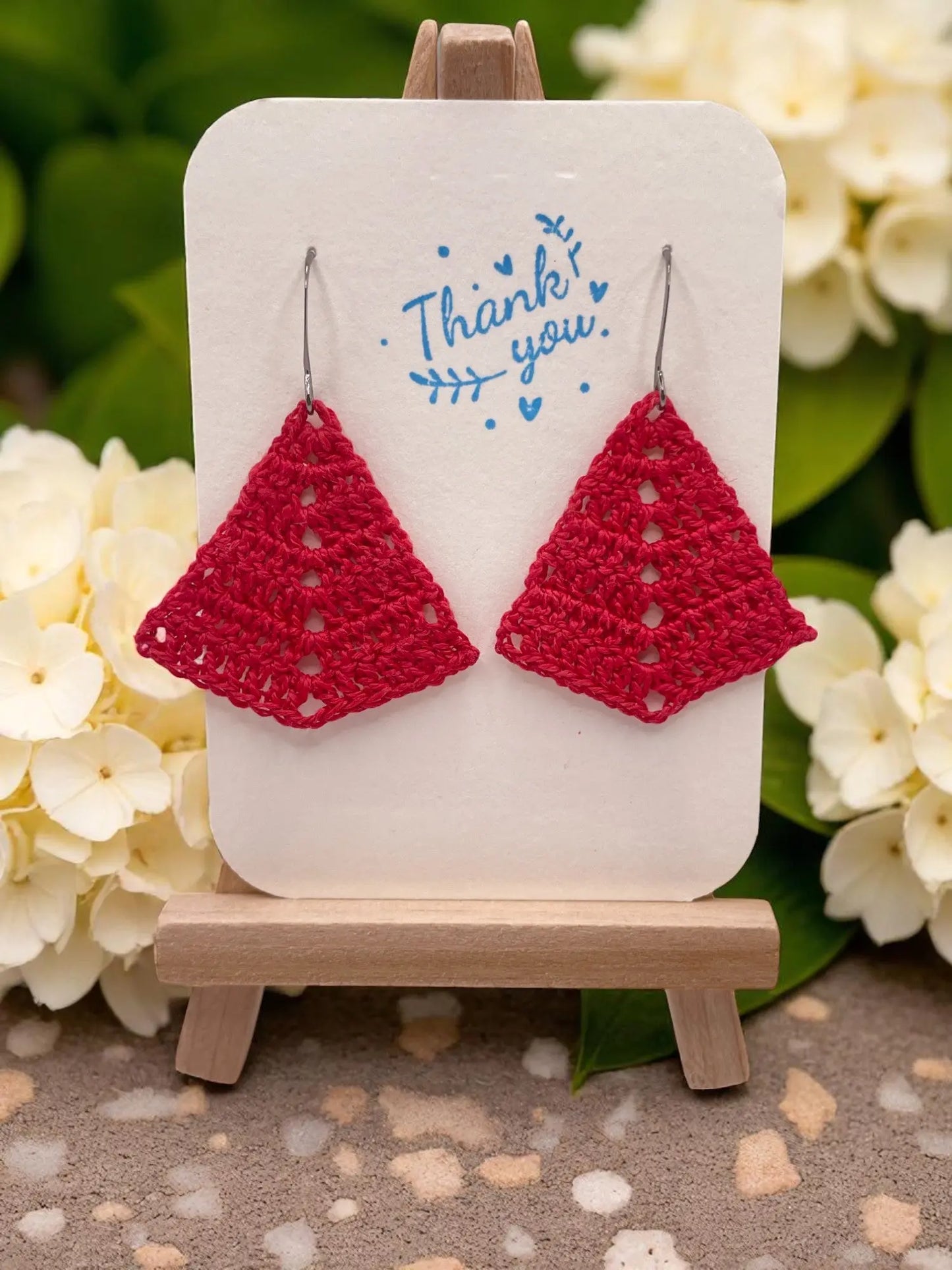 Simple triangle in red Tangles & Twine