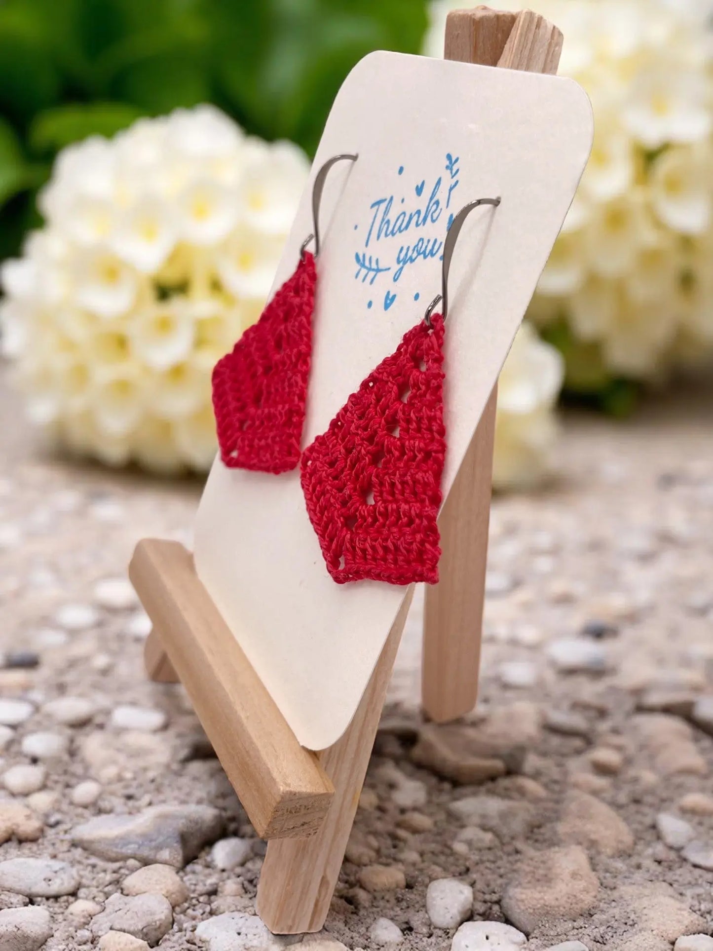 Simple triangle in red Tangles & Twine