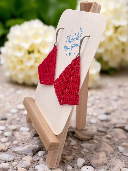 Simple triangle in red Tangles & Twine