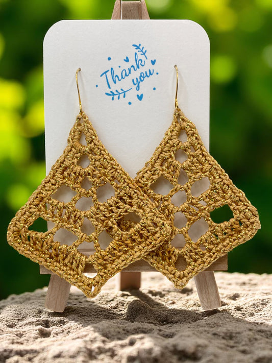 Fancy triangle in sparkly gold