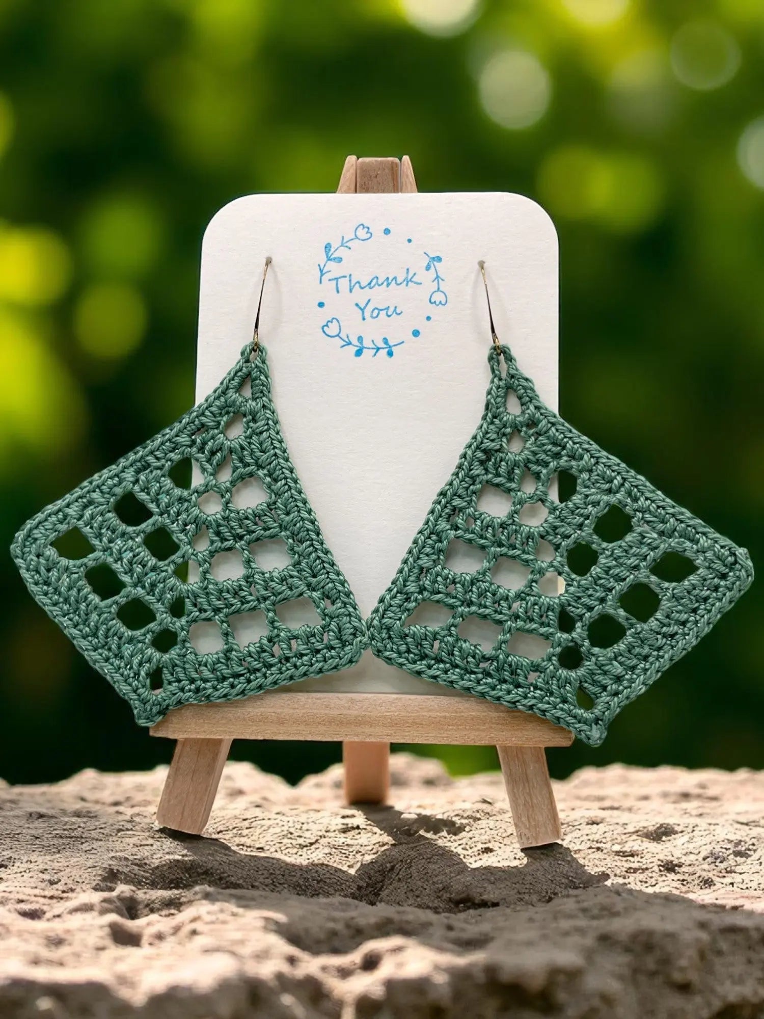 Fancy triangle in soft green Tangles & Twine