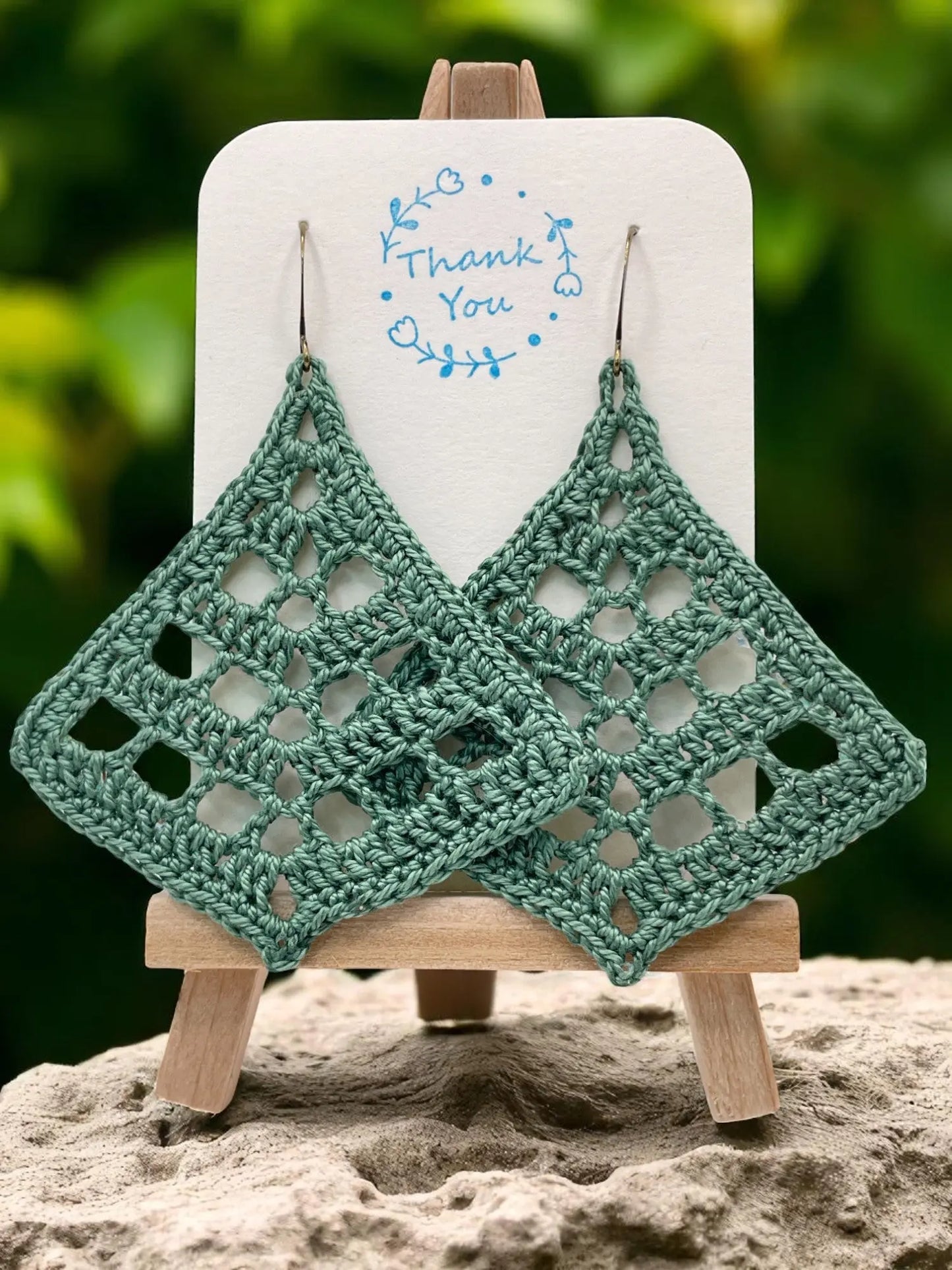 Fancy triangle in soft green Tangles & Twine