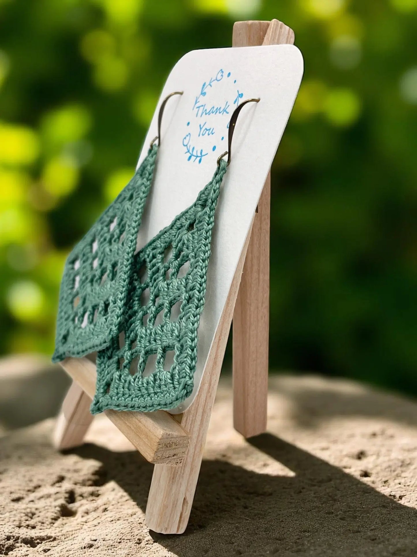 Fancy triangle in soft green Tangles & Twine