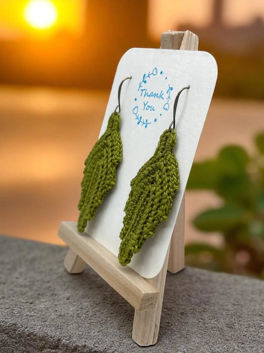 Modern leaf in forest green Tangles & Twine