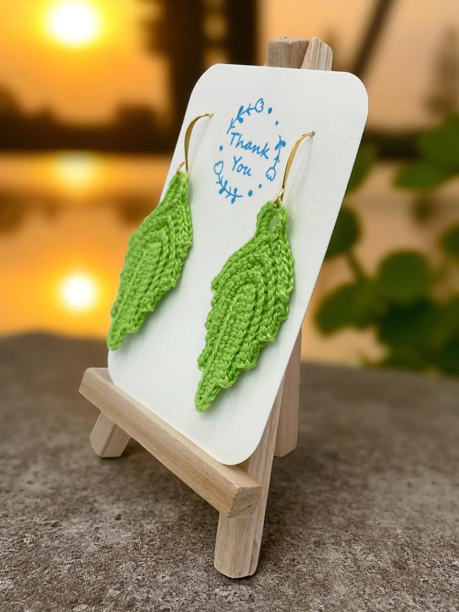 Modern leaf in light green Tangles & Twine