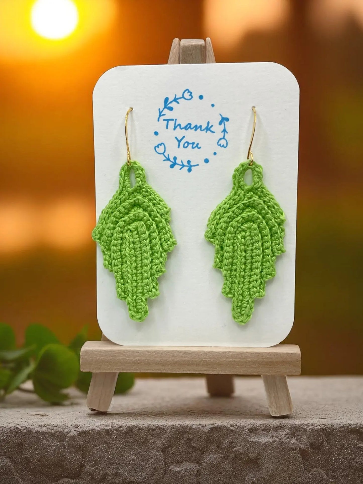 Modern leaf in light green Tangles & Twine