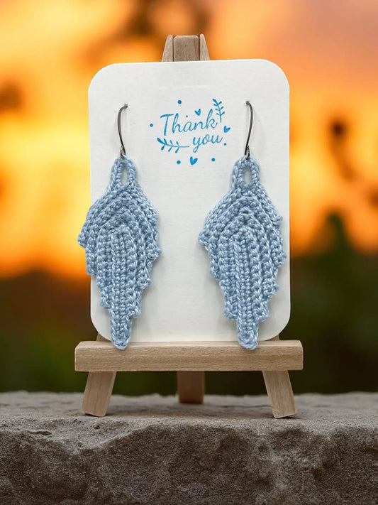 Modern leaf in light blue Tangles & Twine