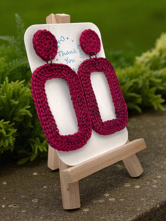 Geometric Dangles in maroon Tangles & Twine