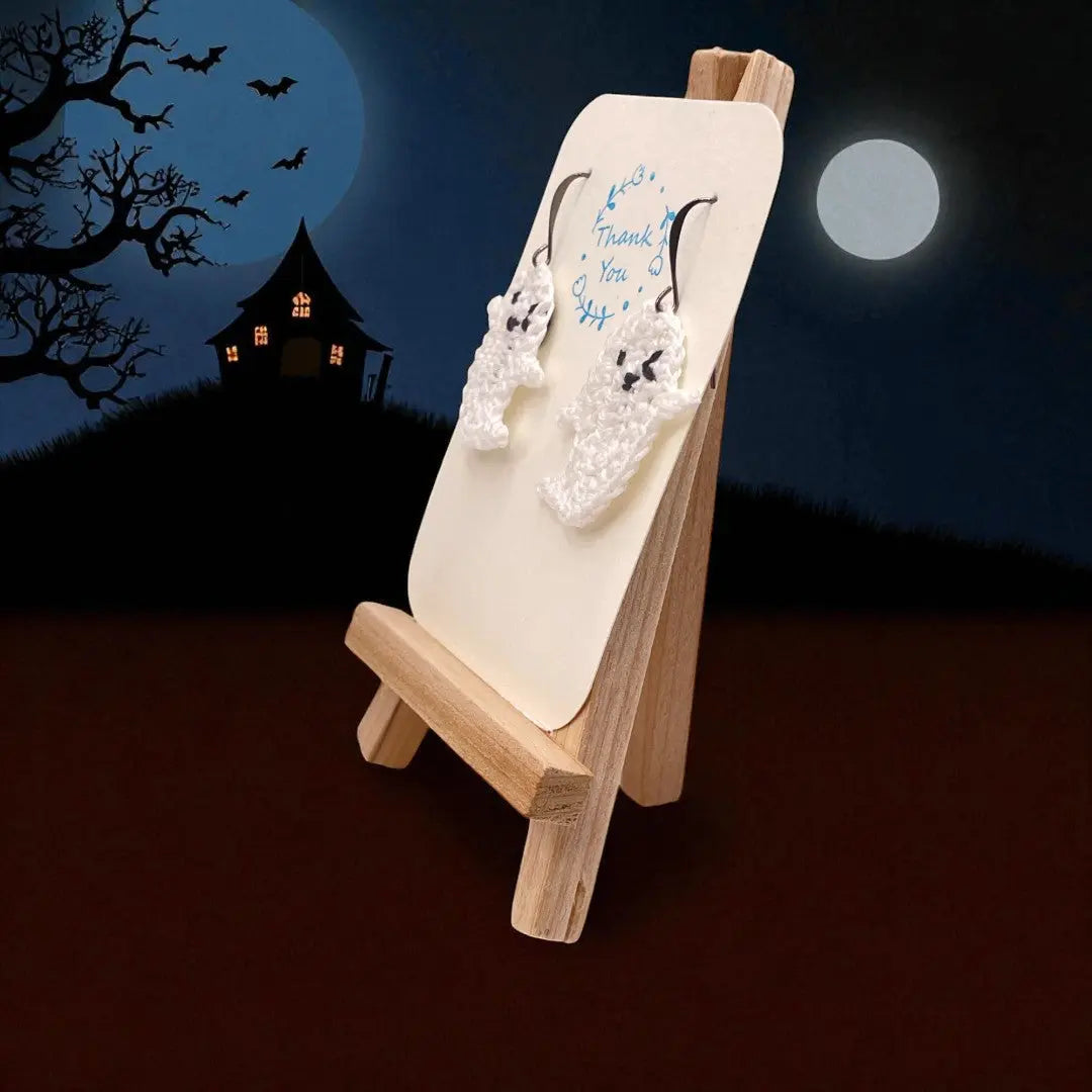 Smiling Ghost (#2) Tangles & Twine