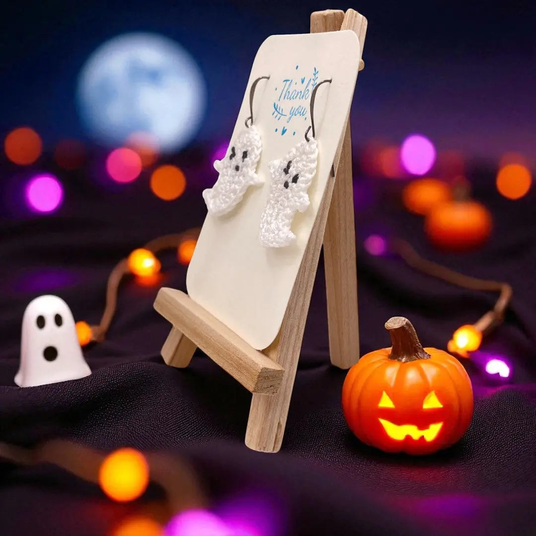 Smiling Ghost (#6) Tangles & Twine