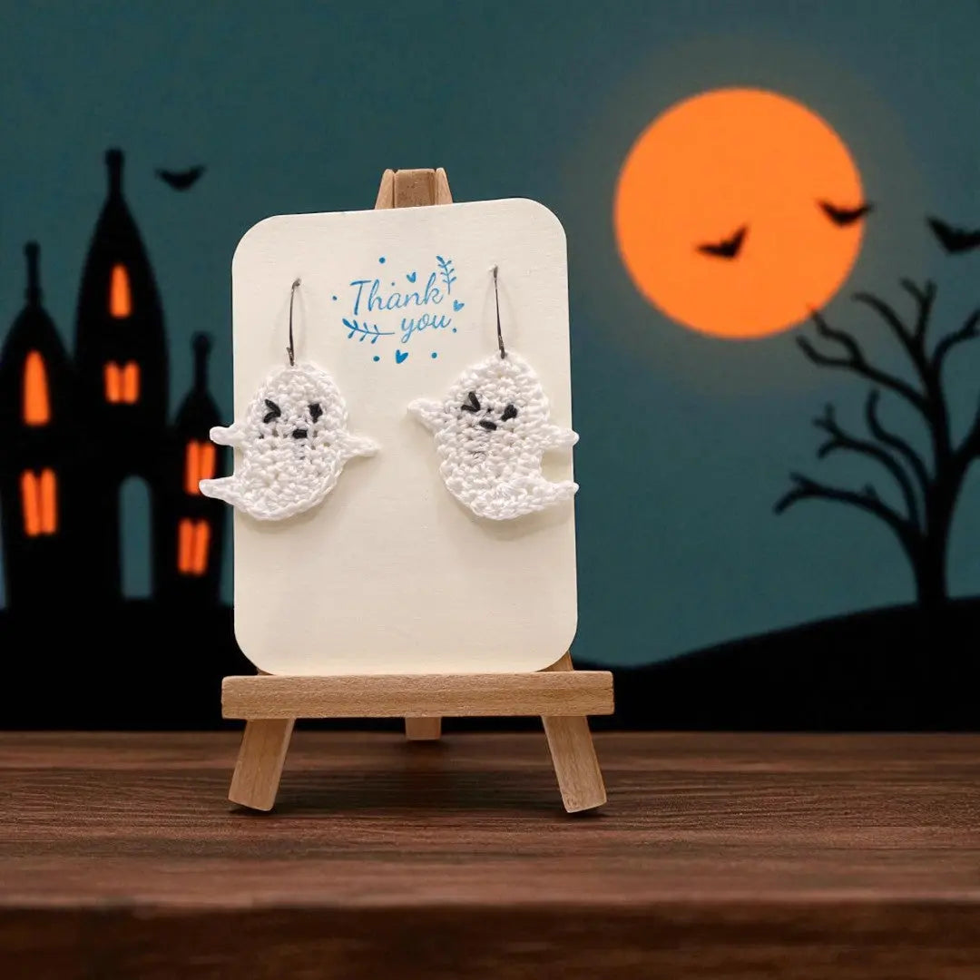 Smiling Ghost (#6) Tangles & Twine