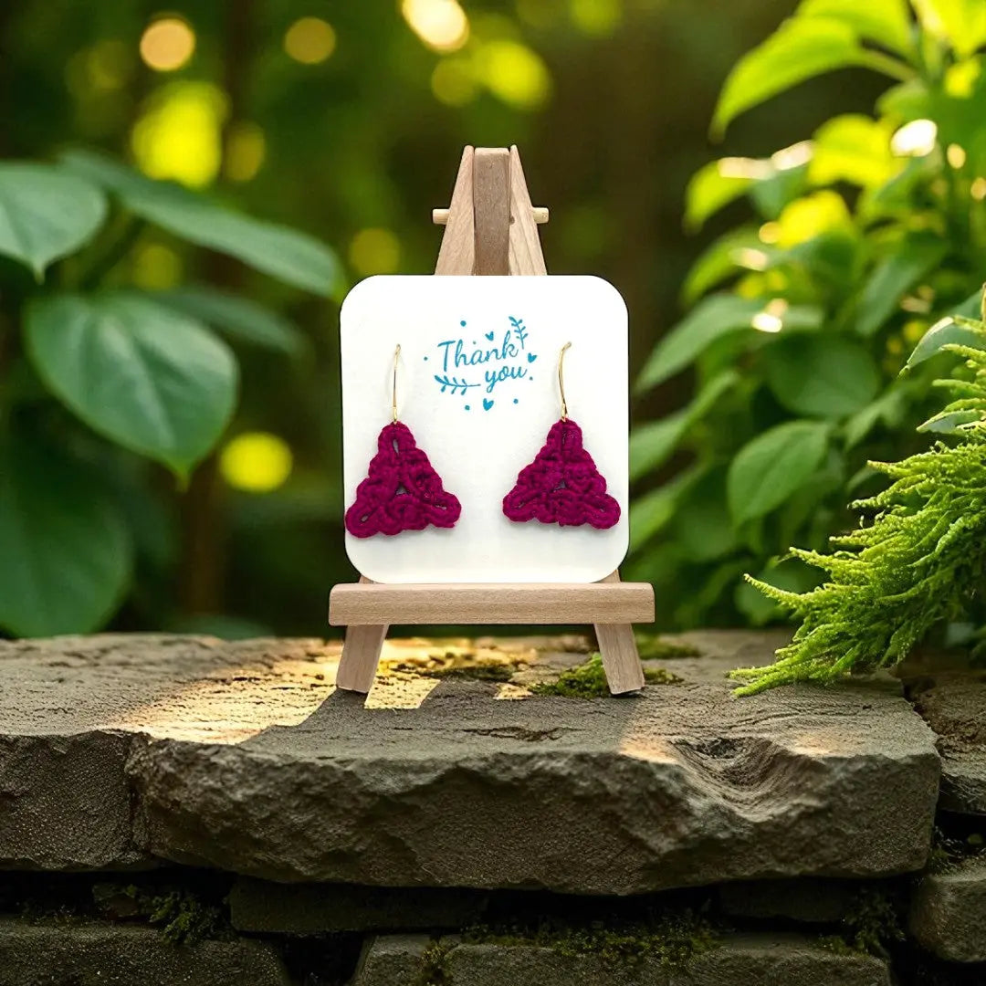 Celtic Triangle in fuchsia Tangles & Twine