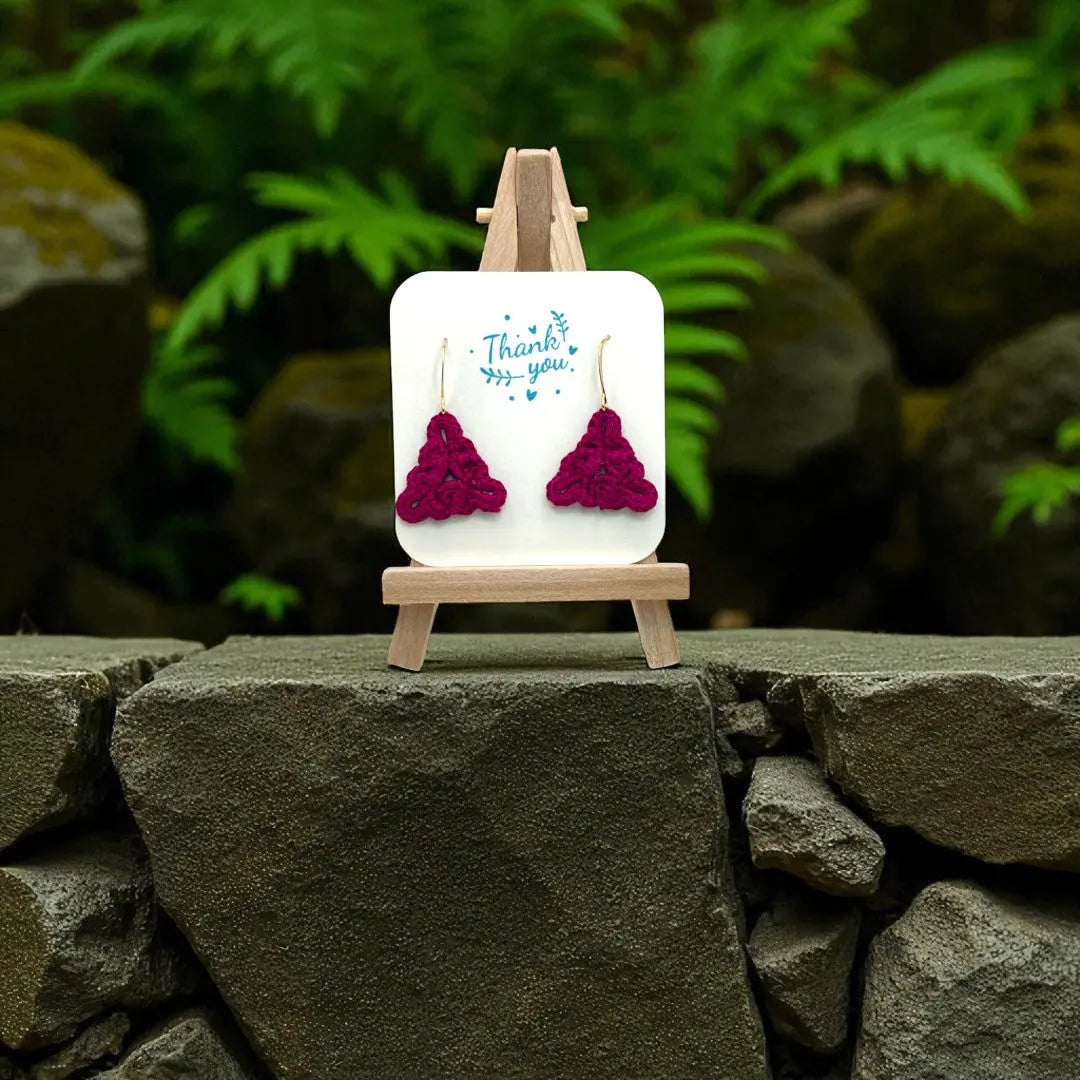 Celtic Triangle in fuchsia Tangles & Twine