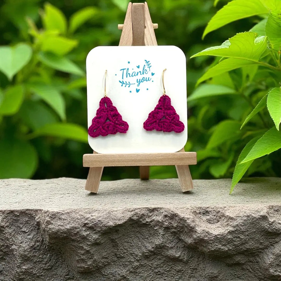 Celtic Triangle in fuchsia Tangles & Twine