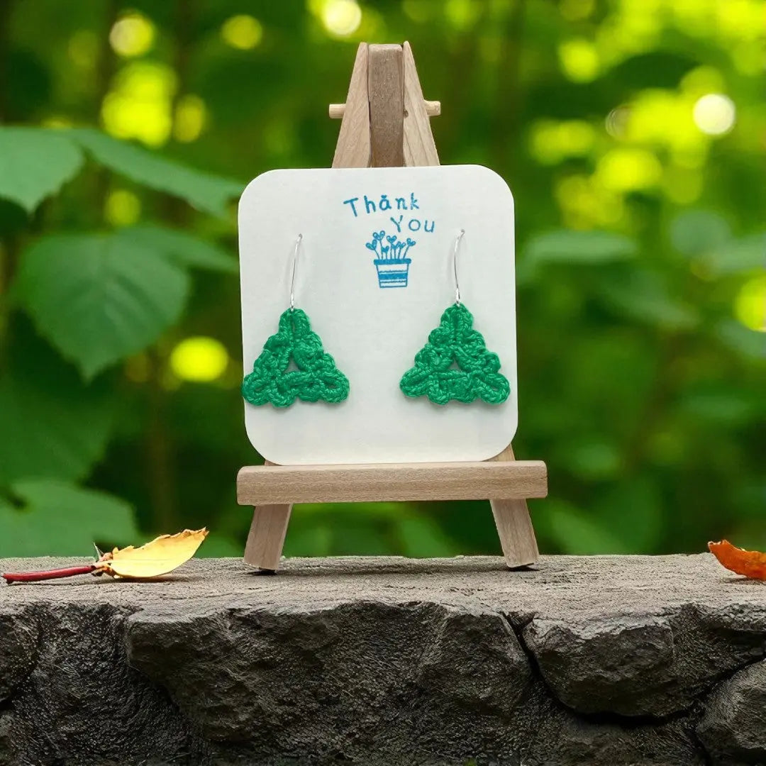 Celtic Triangle in green Tangles & Twine