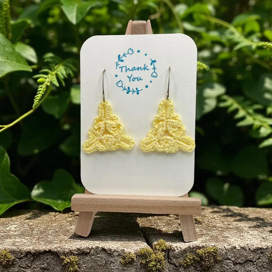 Celtic Triangle in yellow Tangles & Twine